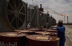 Seperti diketahui, lonjakan harga minyak tidak lepas dari kekhawatiran terhadap gangguan jalur distribusi energi, khususnya di Selat Hormuz. Tampak dalam foto, seorang pekerja mengumpulkan oli mesin saat bekerja di stasiun degassing di ladang minyak Zubair, yang operasinya telah dikurangi karena perang Timur Tengah yang dipicu oleh serangan AS dan Israel terhadap Iran, dekat Basra, Irak, Sabtu, 28 Maret 2026. (AP Photo/Leo Correa)