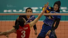 Pevoli Indonesia, Wilda Siti Nurfadhilah, melakukan smash saat melawan Vietnam pada laga SEA Gmaes di MITEC, Kuala Lumpur, Sabtu (26/8/2017). Indonesia lolos ke final setelah menang 3-2 atas Vietnam. (Bola.com/Vitalis Yogi Trisna)