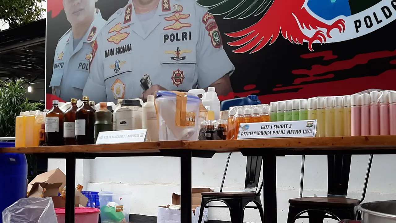 Polda Metro Jaya membongkar pabrik rumahan kosmetik ilegal yang beroperasi di Tapos, Kota Depok.