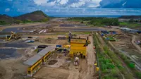 Foto aerial perkembangan pembangunan Sirkuit Jalan Raya Mandalika yang berada di dalam Kawasan Ekonomi Khusus Mandalika, Kamis (14/1/2021). Mandalika Grand Prix Association (MGPA) mengabarkan perkembangan pembangunan Sirkuit sudah mencapai 42,98 persen. (foto dok MGPA)