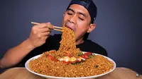 Mukbang Tanboy Kun menikmati 12 bungkus Mie Sedaap Goreng ala Chef Devina.