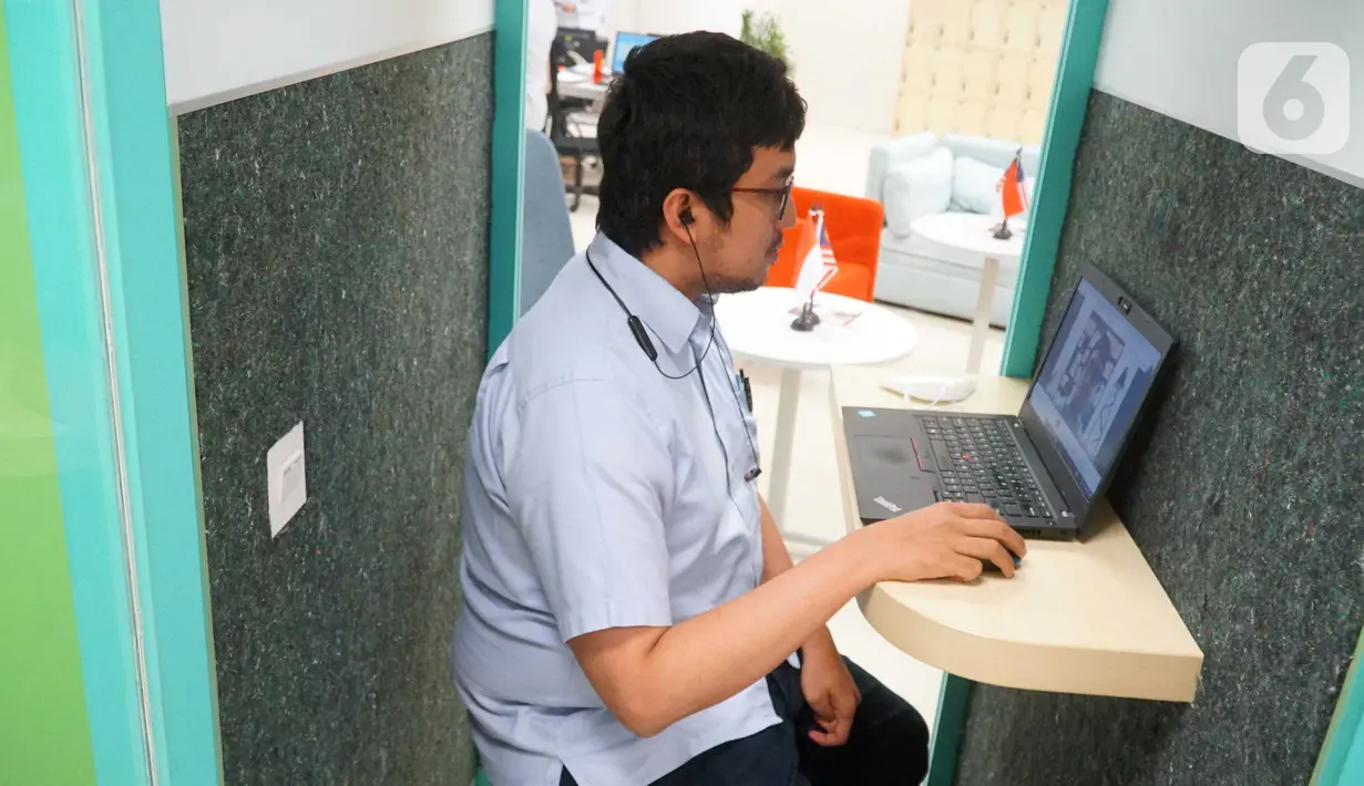 Karyawan sedang zoom meeting di KSK Insurance Indonesia Jakarta, Rabu (07/04/2021). Program KSK Peduli Motor Vehicle merupakan perlindungan mobil yang digabungkan dengan manfaat ekstra dari asuransi kecelakaan dan asuransi kebakaran rumah. (Liputan6.com)