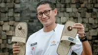 Sandiaga Uno Membawa Upanat di Candi Borobudur.&nbsp;(dok. Biro Komunikasi Publik Kemenparekraf)