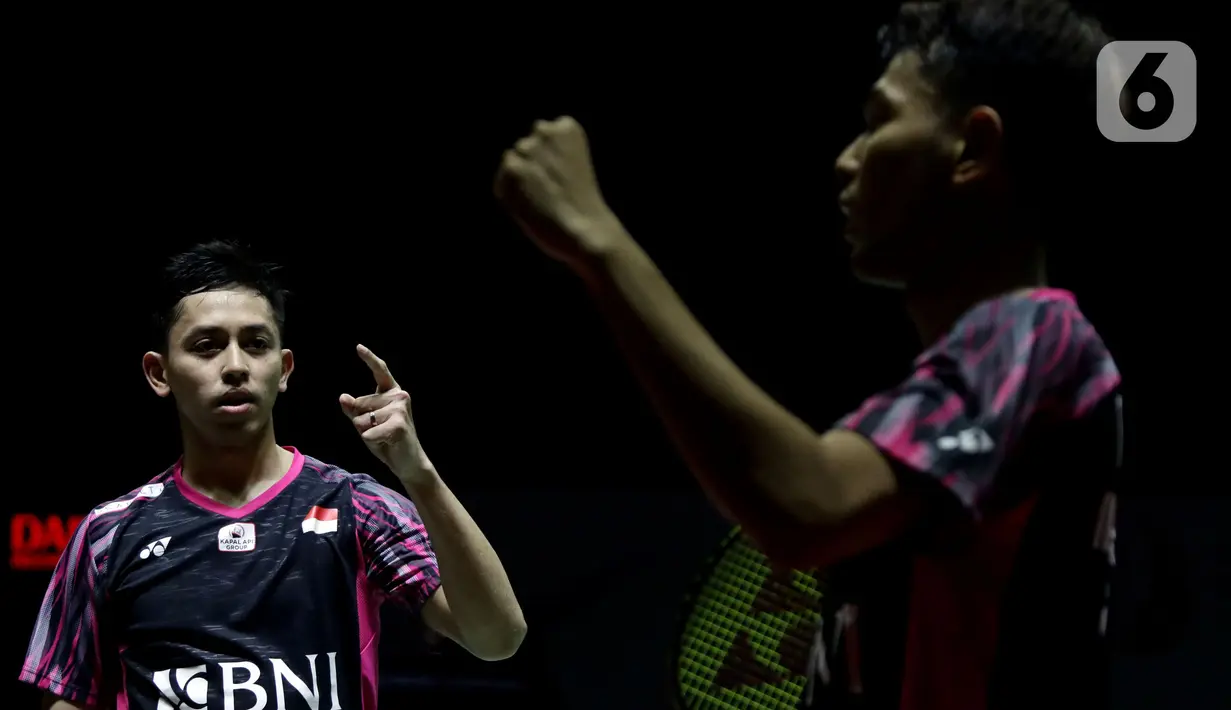 Pebulu tangkis ganda putra Indonesia, Fajar Alfian/Muhammad Rian Ardianto merayakan poin saat bertanding melawan He Ji Ting/ Zhou Hao Dong (China) pada Semifinal Indonesia Masters 2022 di Istora Senayan, Jakarta, Sabtu (11/6/2022). Fajar/Rian unggul 21-17, 21-17. (Liputan6.com/Helmi Fithriansyah)