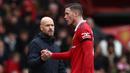 Pemain Manchester United, Wout Weghorst (kanan) menjabat tangan pelatih Erik ten Hag ketika dirinya digantikan pada laga lanjutan Liga Inggris 2022/2023 melawan Southampton di Old Trafford, Inggris, 12 Maret 2023. Manchester United tercatat telah melepas empat pemain terhitung pada Rabu (28/06/2023). Mereka adalah Wout Weghorst, Phil Jones, Marcel Sabitzer, dan Zidane Iqbal. Meskipun begitu, Setan Merah menjadi satu-satunya tim Big Six yang belum mendatangkan satupun pemain untuk kompetisi musim depan. (AFP/Darren Staples)