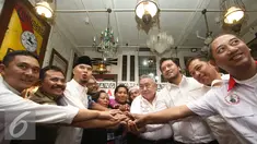 Ahmad Dhani bersama perwakilan warga Kampung Aquarium yang tergabung dalam gerakan 'Orang Kita' mendeklarasikan dukungan kepada Rizal Ramli untuk maju di Pilkada DKI Jakarta 2017, Jakarta, Jumat (5/8). (Liputan6.com/Immanuel Antonius)