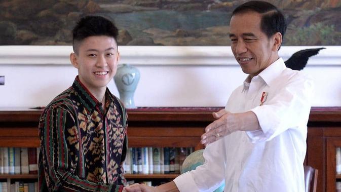 Kebersamaan Rich Brian dan Jokowi di Istana Bogor. (dok. Instagram @jokowi/https://www.instagram.com/p/BznabvoBx_2/Putu Elmira)