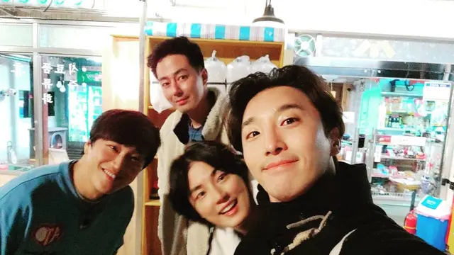 Dong Hyun Bae bersama pengisi acara Unexpected Business. (Instagram/ ___hyunbae___)