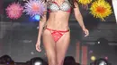Lily Aldridge melenggang di panggung catwalk Victoria’s Secret 2015 yang diadakan di New York. Model ini didaulat untuk menggunakan ‘fantasy bra’, pakaian dalam termahal dari Victoria’s Secret. (AFP/Bintang.com)