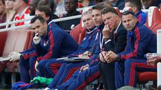 Pelatih Manchester United Louis van Gaal dan Asistennya terlihat murung saat Manchester United kebobolan menit awal Oleh Arsenal di Emirates Stadium, Minggu (04/10/2015). Arsenal menang 3-0 atas MU. (Action Images via Reuters / Carl Recine) 