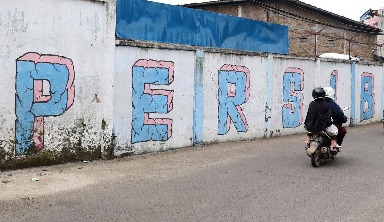 Bukti cinta kepada Persib Bandung Bobotoh membuat mural sepanjang tembok di sudut kota Bandung. (Bola.com/Nicklas Hanoatubun)