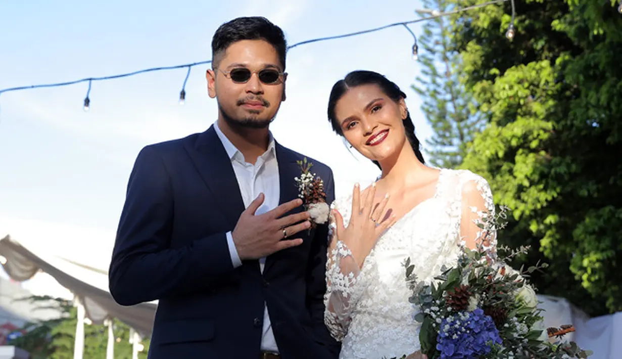 "Iya, gue sempat nangis tadi. Tadi enggak gugup, tapi pas jalan berdua masuk ke gereja, gue kayak, oh ini beneran ya. Untungnya tadi pendeta Binsar membawanya dengan cukup santai," lanjut Petra. (Deki Prayoga/Bintang.com)