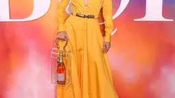 Model Gigi Hadid berpose di karpet merah gala Business of Fashion 500 (BOF 500) selama New York Fashion Week di Brooklyn City, 9 September 2018. Uniknya, Gigi percaya diri membawa tas kotak kaca berisi botol anggur merah. (NICHOLAS HUNT/GETTY IMAGES/AFP)