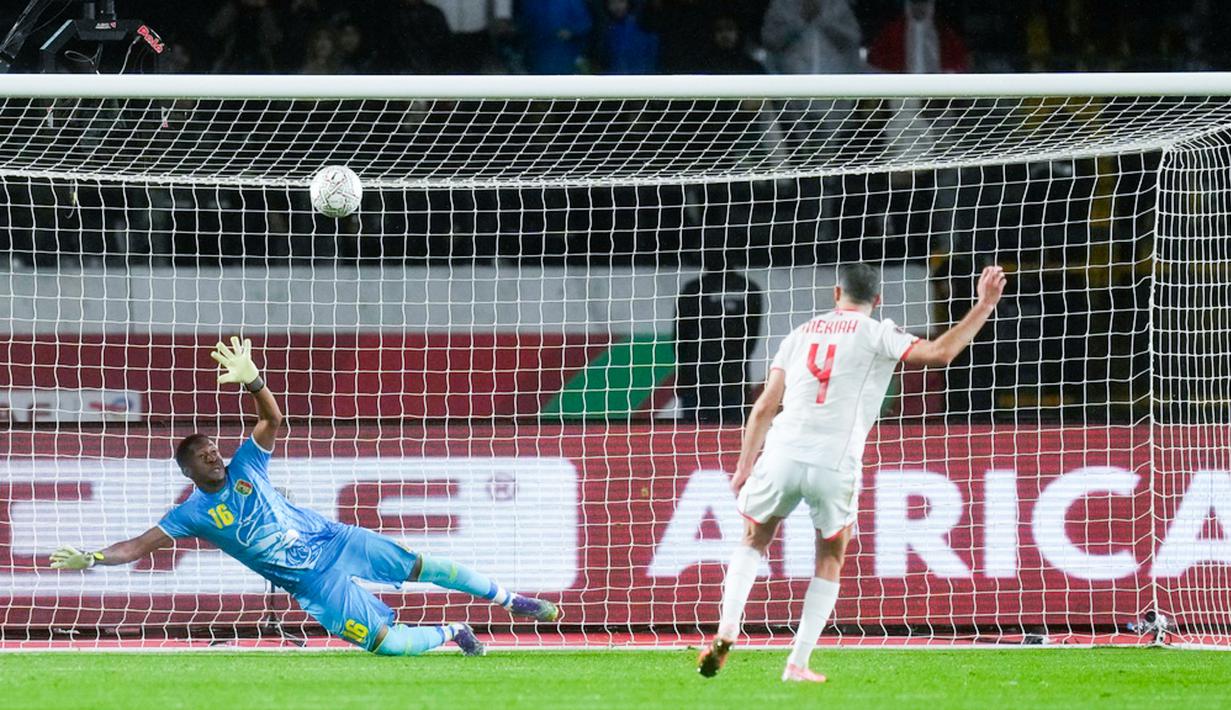 Penalti penentu Mali dicetak El Bilal Toure, setelah eksekutor Tunisia Ali Abdi gagal menjalankan tugasnya dengan menembak bola melambung di atas mistar. (AP Photo/Themba Hadebe)