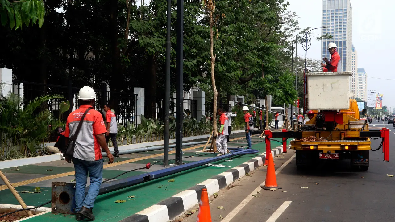 Halangi Jalur Sepeda, Tiang Lampu di Kawasan GBK Dicabut