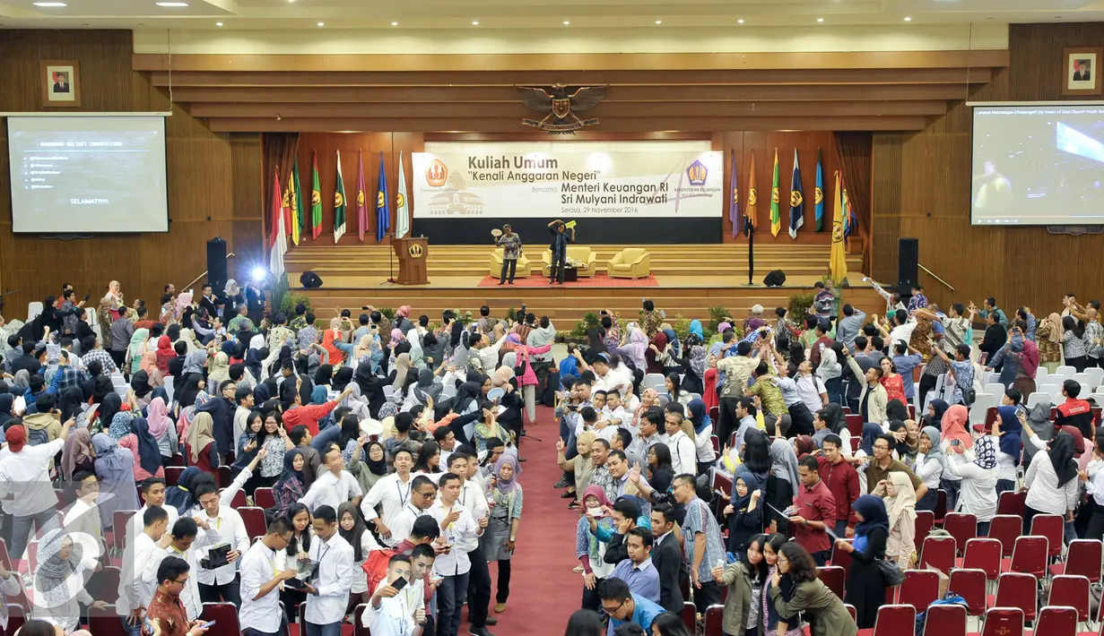 Para pembicara, Menteri Keuangan RI Sri Mulyani Indrawati, dan Rektor Unpad Tri Hanggono Achmad bersama para peserta melakukan mannequin challenge seusai kuliah umum di Graha Sanusi Unpad, Kota Bandung, Selasa (29/11). (Liputan6.com/Yoppy Renato)