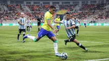 Pemain Timnas Brasil U-17,&nbsp;Kaua Elias (tengah), menendang bola dibayangi pemain Argentina U-17, Octavio Ontivero dalam pertandingan perempat final Piala Dunia U-17 2023 yang berlangsung di Jakarta International Stadium, Jumat (24/11/2023). (Bola.com/Bagaskara Lazuardi)