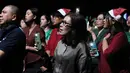 Perayaan Natal Emtek Group 2025 ditutup dengan sesi pujian dan penyembahan bersama yang dimeriahkan penampilan paduan suara, menambah kekhidmatan suasana perayaan. Tampak dalam foto, jajaran manajemen dan karyawan larut dalam suasana khidmat saat mengikuti doa bersama dan perayaan Natal 2025 Emtek Group di Studio News lantai 8, SCTV Tower, Senayan City, Jakarta, Jumat (19/12/2025) sore. (merdeka.com/magang/Rendi Saputra)