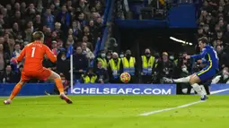 Pemain Chelsea Mason Mount mencetak gol ke gawang Everton pada pertandingan sepak bola Liga Inggris di Stadion Stamford Bridge, London, Inggris, 16 Desember 2021. Pertandingan berakhir imbang 1-1. (AP Photo/Alastair Grant)