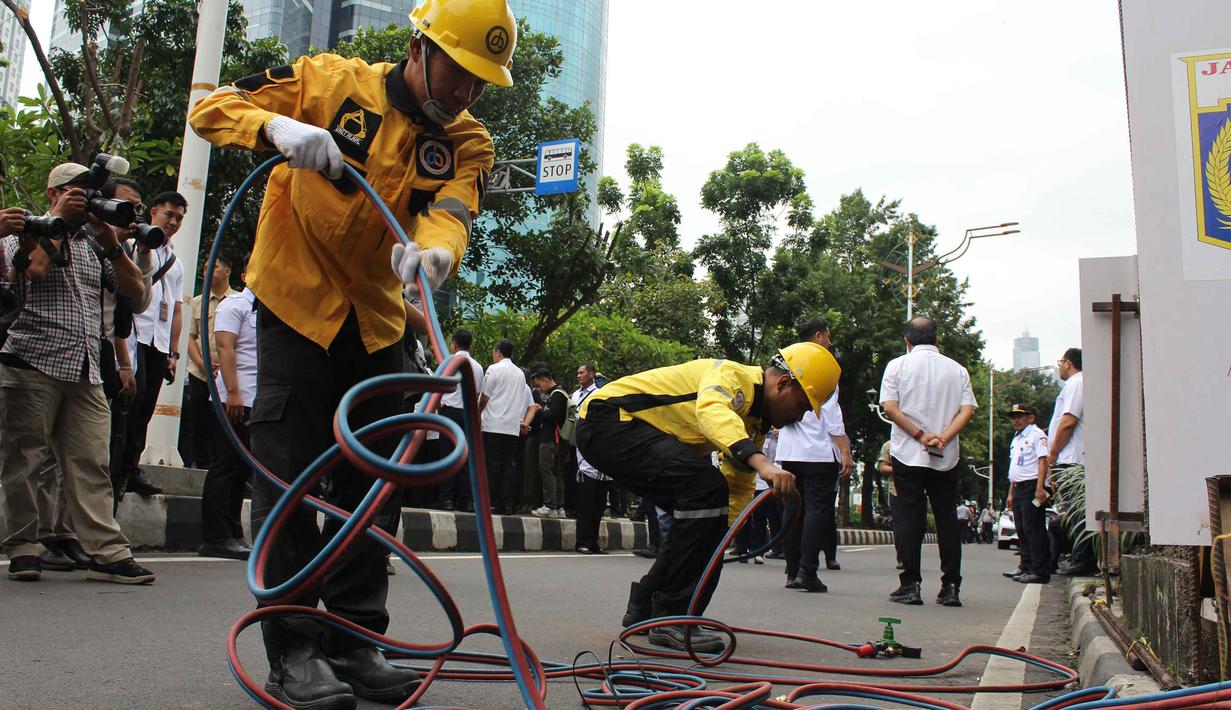 Pramono Anung juga menjelaskan pembongkaran tiang monorel tidak berdiri sendiri, melainkan menjadi bagian dari penataan menyeluruh kawasan Rasuna Said. Tampak dalam foto, petugas dari Dinas Bina Marga Provinsi DKI Jakarta bersiap melakukan proses pemotongan besi tiang monorel di Jalan HR Rasuna Said, Jakarta, Rabu (14/1/2026). (merdeka.com/magang/Rendi Saputra)
