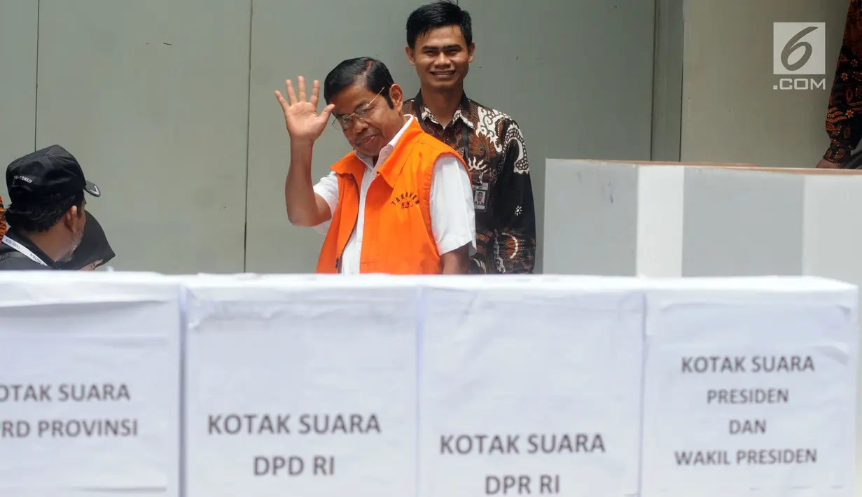 Tahanan KPK dalam kasus suap proyek PLTU Riau 1, Idrus Marham melakukan pencoblosan dalam Pemilu 2019 di TPS 012 Guntur, Jakarta Selatan, Rabu (17/4). Sebanyak 63 tahanan KPK hari ini ikut menyalurkan hak pilihnya. (merdeka.com/Dwi Narwoko)