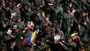 Sementara jaksa agung negara itu, tanpa merinci angka pasti, menyebutkan ada puluhan korban tewas baik dari militer maupun sipil. Tampak dalam foto, personel Angkatan Bersenjata Bolivarian Nasional meneriakkan slogan-slogan selama demonstrasi dukungan untuk Presiden Venezuela yang digulingkan, Nicolas Maduro, dan istrinya, Cilia Flores, di Caracas pada 6 Januari 2026. (Federico PARRA/AFP)