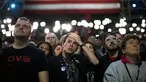 Pendukung Capres dari Partai Demokrat Hillary Clinton menyaksikan hasil perhitungan suara Pilpres AS 2016  di New York, AS, (8/11). (REUTERS/Carlos Barria)