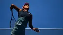 Petenis Jepang, Naomi Osaka melakukan servis ke arah petenis Ukraina, Elina Svitolina pada perempat final Australia Terbuka 2019 di Melbourne, Rabu (23/1). Naomi Osaka sukses meraih tiket semifinal pertamanya di Australia Terbuka. (Peter PARKS / AFP)