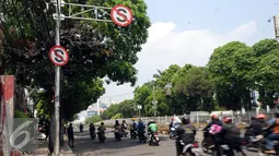 Pengendara melintas di bawah rambu larangan berhenti di Jalan Mampang Prapatan, Jakarta, Jumat (12/8). Pemprov DKI Jakarta secara bertahap akan mengganti rambu larangan parkir dan berhenti yang digunakan saat ini. (Liputan6.com/Helmi Fithriansyah)