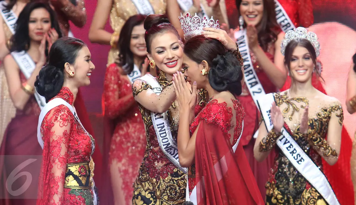 Puteri Indonesia 2016, Kezia Warouw memasang mahkota kepada Bunga Jelitha Ibrani pemenang Puteri Indonesi 2017 di JCC, Jakarta, Sabtu (1/3) dini hari. Bunga akan mengikuti ajang Miss Universe, pada 2018. (Liputan6.com/Angga Yuniar)