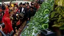 Pasangan Kahiyang Ayu dan Bobby Nasution saat mengikuti prosesi Pesta Adat di Bukti Hijau Regency, Taman Setia Budi, Medan, Sabtu, (25/11). Pengantin di upah-upah di tapian raya sebagai tanda lepasnya masa lajang. (Liputan6.com/Johan Tallo)