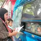 Salah seorang pemudik sedang menukar uang pecahan kecil di rest area 207 Tol Palikanci. Foto (Liputan6.com / Panji Prayitno)