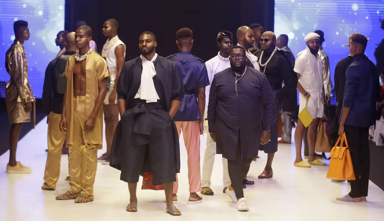 Sejumlah model berpose di catwalk mengenakan busana kreasi Assian selama Heineken Fashion and Design Week di Lagos, Nigeria (26/10/2019). Lagos Fashion Week (LFWNG) adalah acara mode multi-hari tahunan yang didirikan pada 2011 oleh Omoyemi Akerele. (AP Photo/Sunday Alamba)