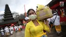 Umat Hindu membawa sesajen saat melaksanakan ibadah Sasih Kanem di Puri Kiduling Kreteg, Besakih, Bali, Minggu (3/12). Biasanya Sasih Kanem merupakan pancaroba, peralihan dari musim kemarau ke musim hujan. (Liputan6.com/Immanuel Antonius)