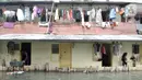 Aktivitas warga di tengah banjir yang masih merendam Kampung Rawa Indah, Jakarta Utara, Senin (24/2/2020). Kampung yang terletak di dua kelurahan, yakni Sukapura dan Pegangsaan Dua tersebut masih terendam banjir hingga sore ini dengan ketinggian air 30-50 cm. (merdeka.com/Iqbal S Nugroho)