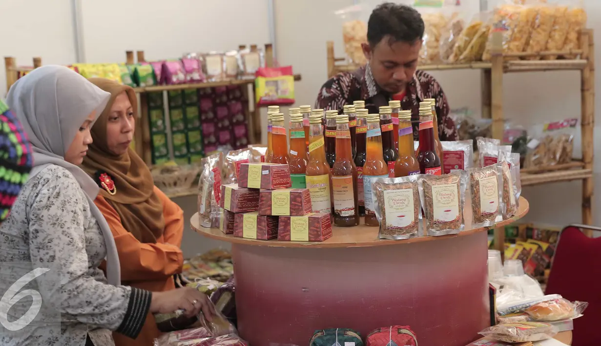 Pengunjung melihat kain daerah saat Pameran Pangan Nusa dan Produk Dalam Negeri Nasional 2015, Jakarta, Kamis (5/11). Pameran tersebut merupakan ajang promosi bagi produk asli Indonesia sehingga bisa berkembang dengan baik. (Liputan6.com/Angga Yuniar)