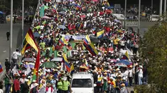 Ribuan guru melakukan aksi unjuk rasa di Bogota, Kolombia, Selasa (6/6). Pada aksinya, massa guru menuntut kenaikan gaji dan kondisi kerja yang lebih baik. (AP Photo / Fernando Vergara)