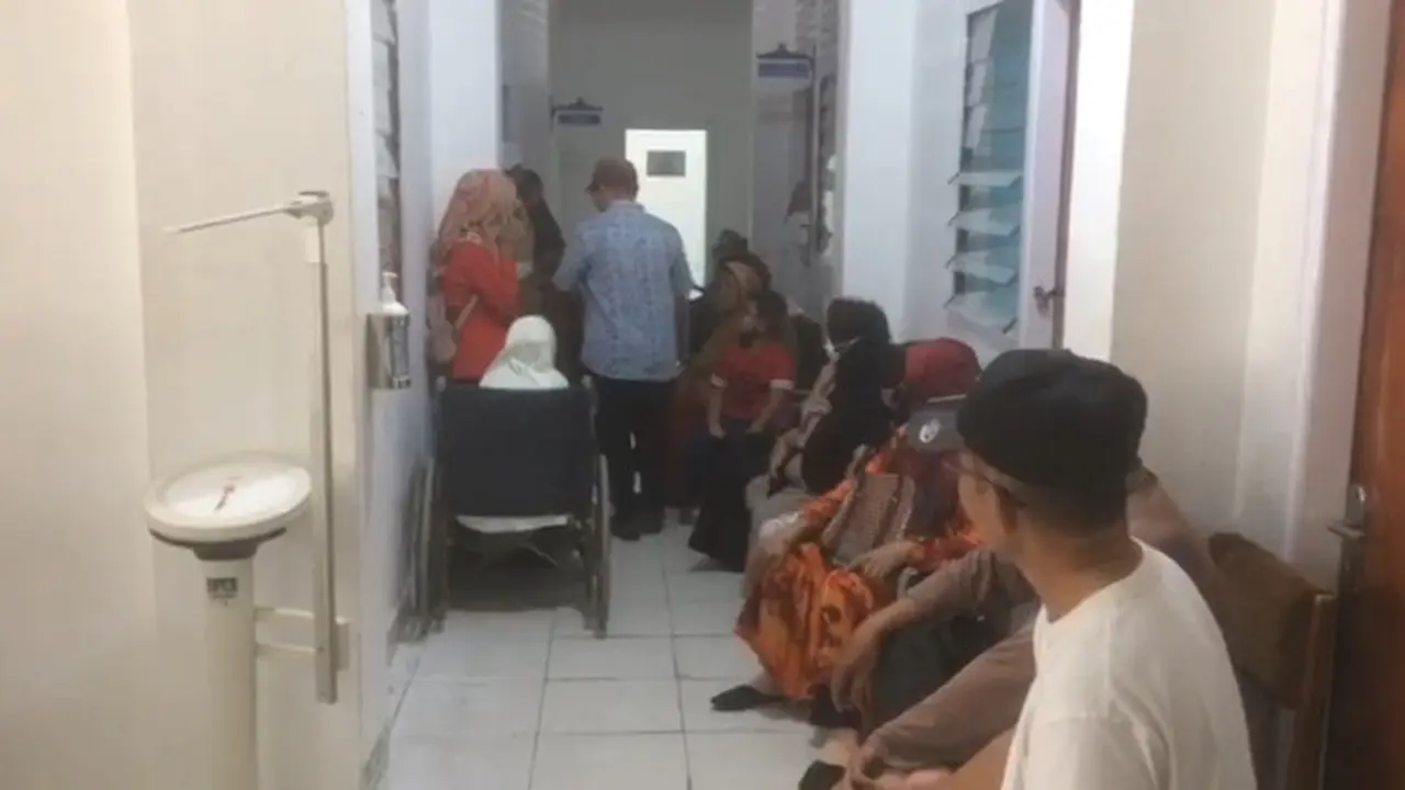 Warga di Simpang Tiga Pekanbaru mengantri berobat di Puskesmas diduga terserang ISPA karena kabut asap Pekanbaru.