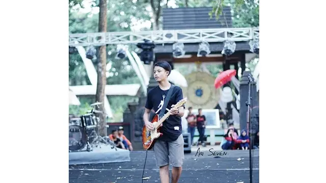 Jarang Terekspos, Ini 6 Potret Restu Anak Charly Van Houten yang Beranjak Dewasa