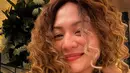 Penampilan Amel itu mendapat banyak respons positif dari para penggemar. Banyak yang memuji Amel atas keberaniannya mencoba gaya baru yang yang out of the box. Hal itu membuat penampilannya tampak lebih dewasa namun tetap segar. (Liputan6.com/IG/@amelcarla)