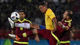 Pemain Brasil, Gabriel Jesus, berebut bola dengan pemain Venezuela, Jose Manuel Velazquez, dalam laga Kualifikasi Piala Dunia 2018 zona Amerika Selatan di Metropolitano Stadium, Merida, Rabu (12/10/2016) WIB. (AFP/Juan Barreto)