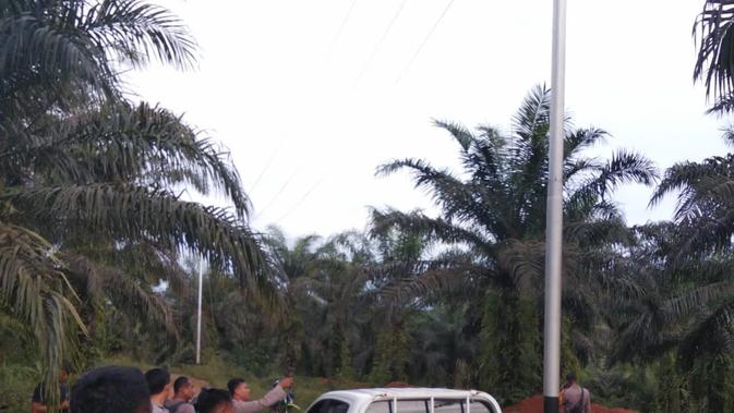 Detik-detik 15 WN China Keroyok TNI Pakai Parang hingga Alat Kejut Listrik