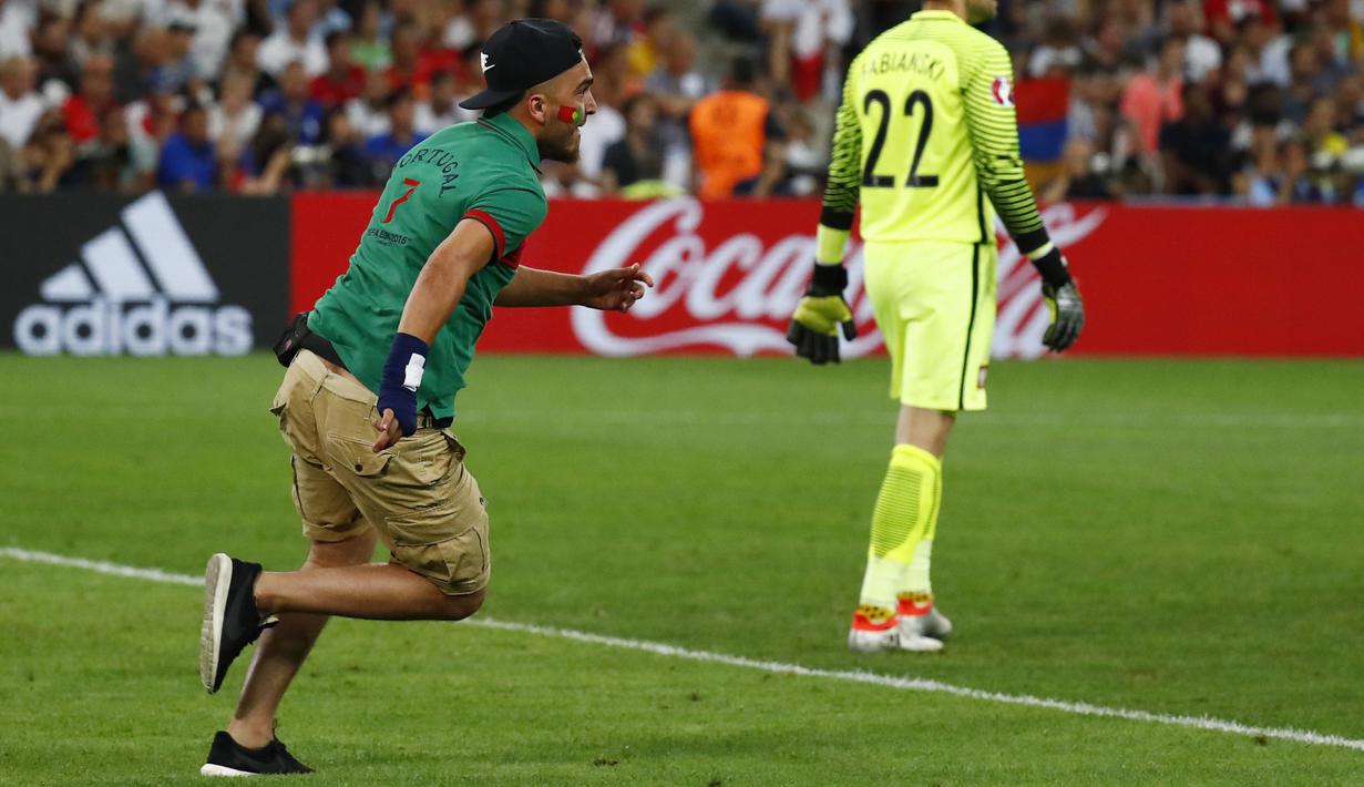 Suporter Portugal berlari memasuki lapangan mengejar Ronaldo saat Portugal melawan Polandia pada perempat final Piala Eropa 2016 di Stade Velodrome, Marseille, (1/7/2016) dini hari WIB. (REUTERS/Kai Pfaffenbach)