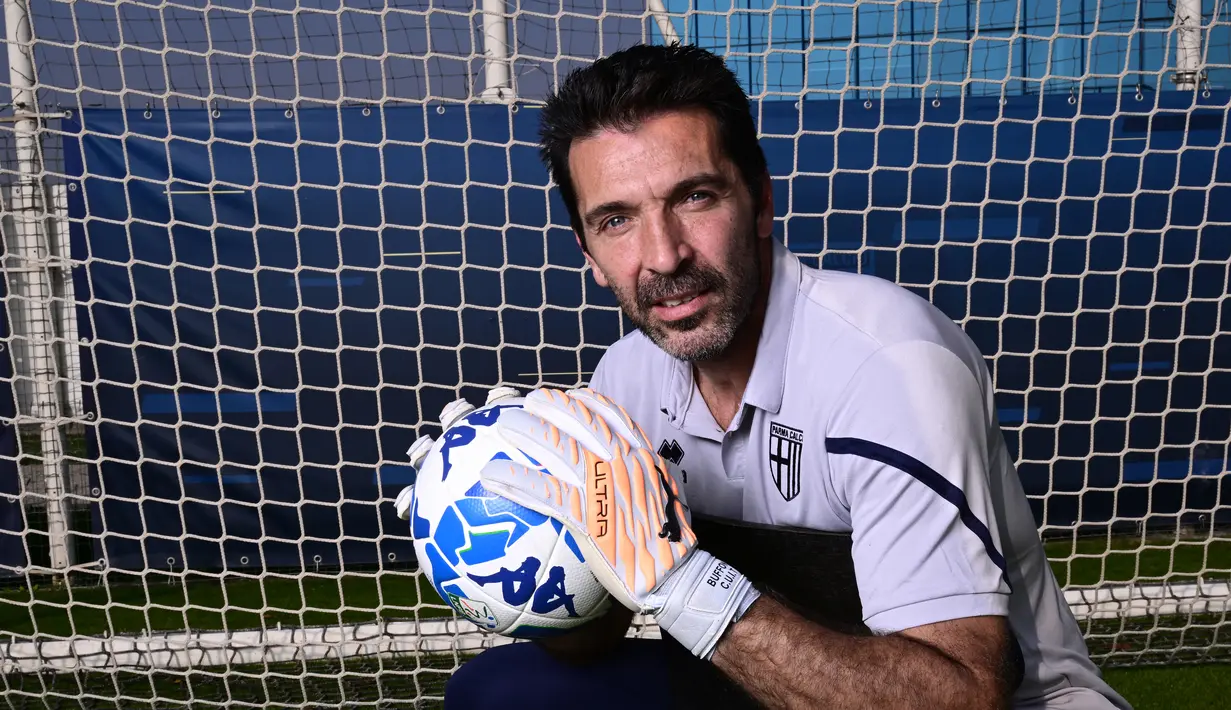 <p>Kiper Parma, Gianluigi Buffon berpose saat wawancara di Pusat Olahraga Collecchio, di Parma pada 27 Oktober 2022. (AFP/Miguel Medina)</p>