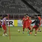 Pemain Johor Darul Ta'zim (JDT) melakukan latihan resmi jelang laga penyisihan Grup H Piala AFC 2018 melawan Persija di Stadion GBK, Jakarta, Senin (9/4). Laga kedua tim akan digelar, Selasa (10/4). (Liputan6.com/Helmi Fithriansyah)