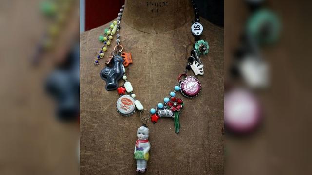 Dengan sentuhan kreativitas, barang yang sudah dianggap sebagai sampah pun bisa kembali dipakai menjadi perhiasan.