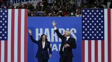 Kamala Harris telah memilih Gubernur Minnesota Tim Walz sebagai pasangannya untuk kampanye melawan mantan Presiden Donald Trump dalam pemilihan presiden November mendatang.  (AP Photo/Matt Rourke)