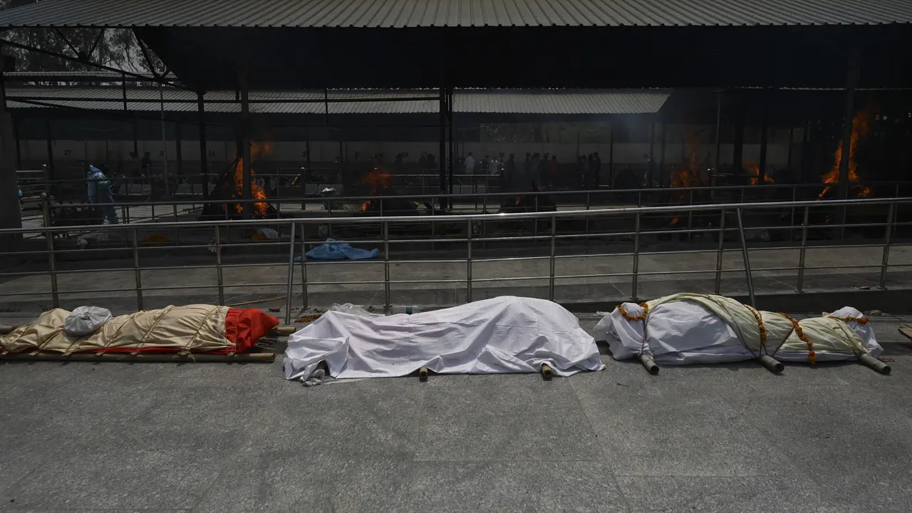 FOTO: Barisan Jasad Korban COVID-19 di India Antre untuk Dikremasi