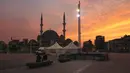 Taksim Square yang ikonik dan sepi di Istanbul, Turki, Kamis (29/4/2021). Turki memulai lockdown terbaru untuk membantu melindungi dari penyebaran virus corona  COVID-19. (AP Photo/Emrah Gurel)