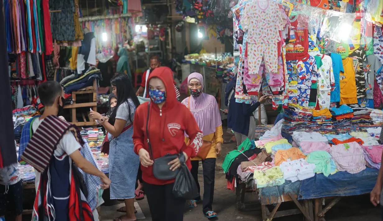 Pedagang dan pembeli mengenakan masker saat beraktivitas di Pasar Minggu yang kembali buka setelah penutupan selama tiga hari, Jakarta, Selasa (23/6/2020). Sebelumnya, Pasar Minggu ditutup sementara setelah tiga pedagang dinyatakan positif COVID-19. (Liputan6.com/Immanuel Antonius)
